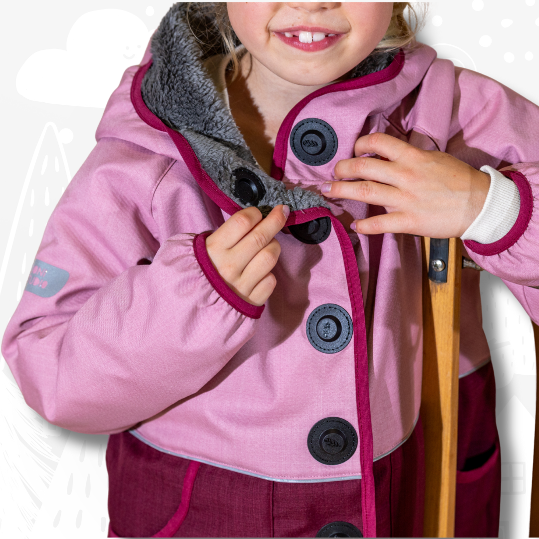 Mädchen trägt Winterheldenjacke von Joni Studio