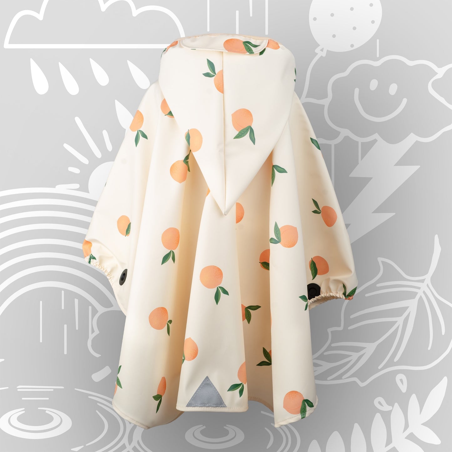 Rückseite des orangenbedruckten Kinderponchos mit reflektierendem Dreieck und Zipfelkapuze – ideal für Rollstuhl, Kinderwagen oder Fahrrad dank Magnetknopf.