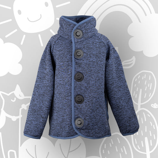 Kinderpulli mit Magnetknöpfen in Blau – Frontansicht des funktionalen Kuschelpullis von Joni Studio mit Magnert- Knopfverschluss.