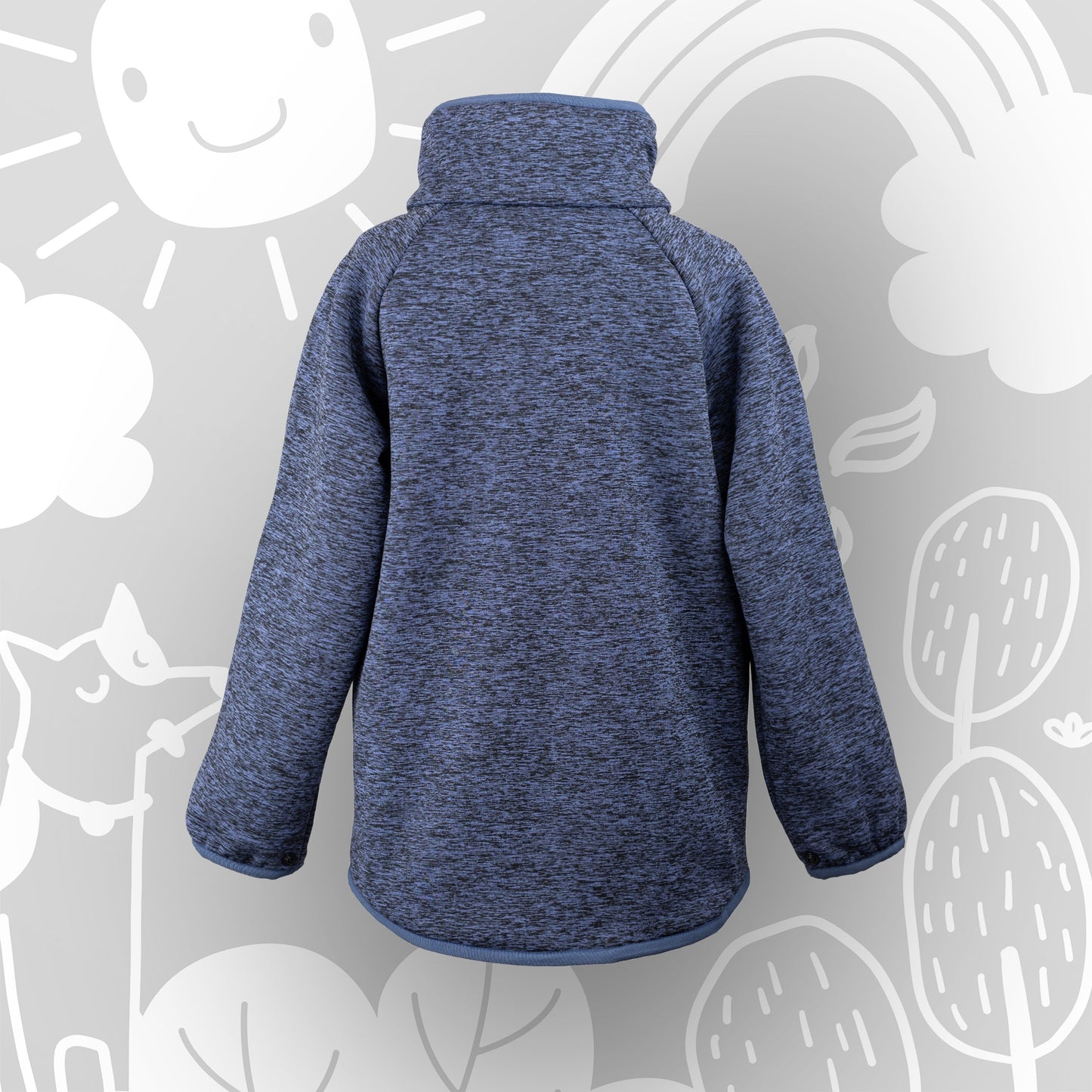 Rückseite des blauen Kinderpullovers mit sportlichem Schnitt – ideale Übergangsjacke mit praktischer Rückenlänge für aktive Kinder.