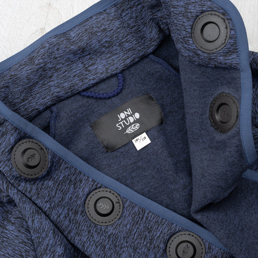 Detailansicht des Innenfutters und Labels – weiches, kuscheliges Innenmaterial für maximalen Tragekomfort im Kinderalltag.