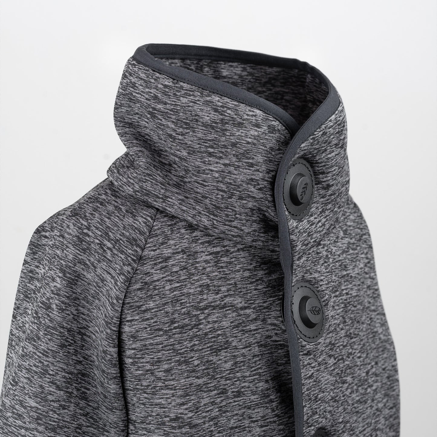 Nahaufnahme des Kragens mit Magnetverschluss – dunkelgrauer Kinderpullover