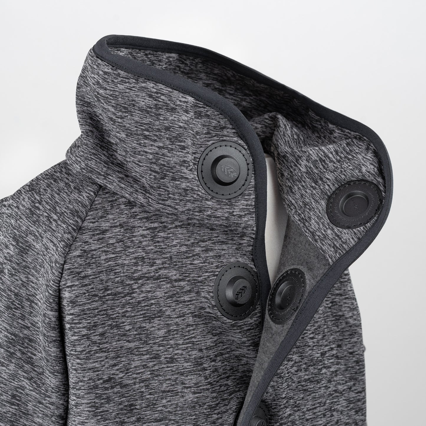 Detailaufnahme geöffnete Knopfleiste – Kinderpullover in Dunkelgrau