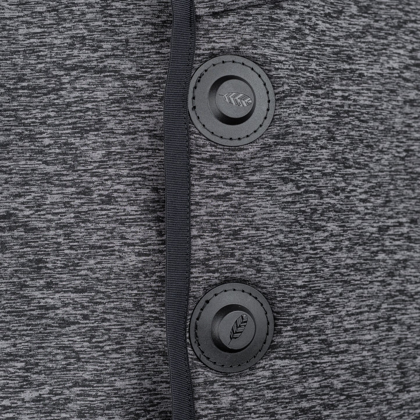 Magnetknöpfe im Detail mit eingeprägtem Blattmotiv – Pullover in Dunkelgrau