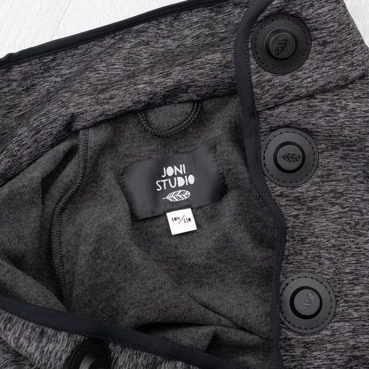 Innenansicht mit Logoetikett – Dunkelgrauer Pullover von JONI Studio