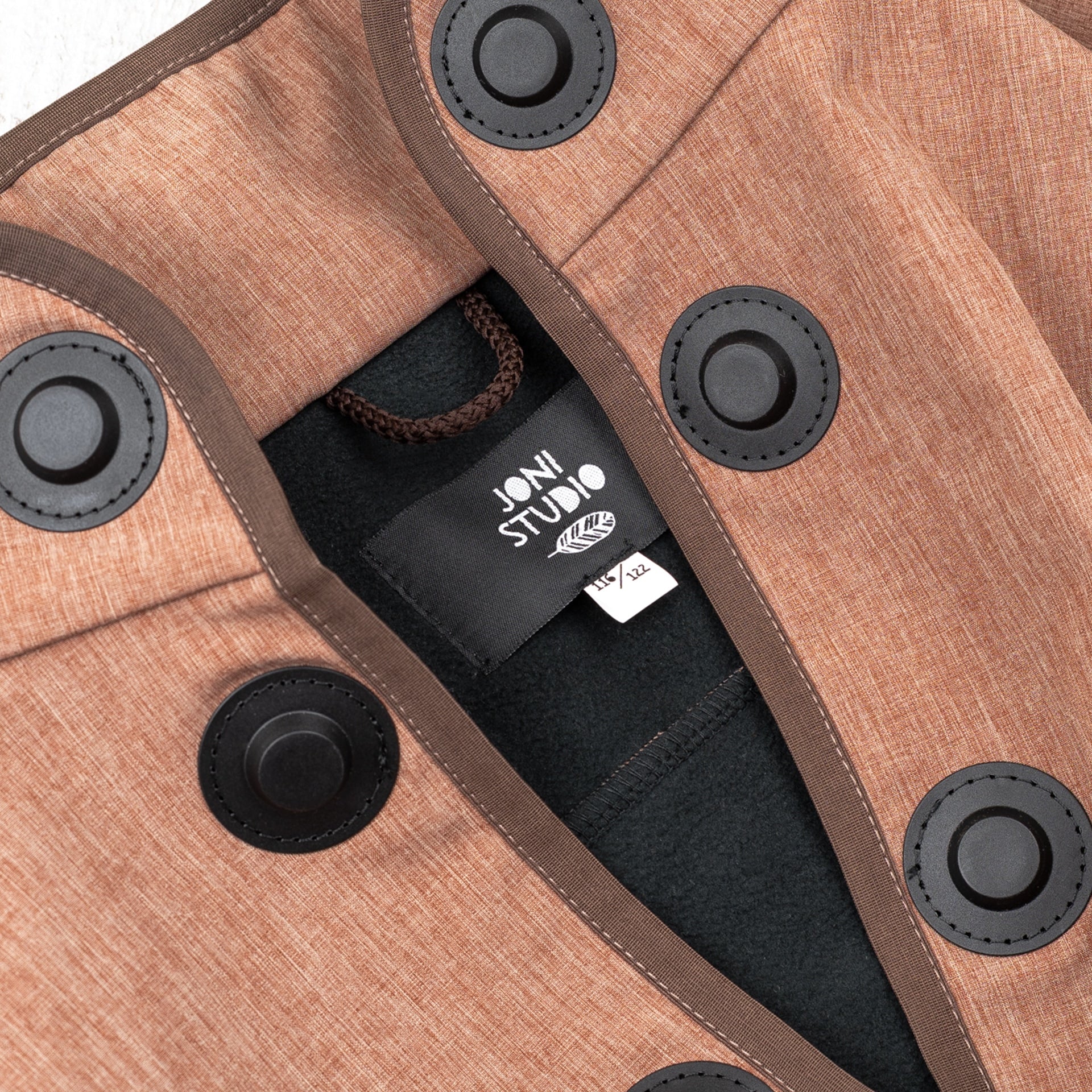 Innenansicht der Kinderweste in Braun – weich gefüttert, kompatibel mit dem Click-In-System von JONI Studio