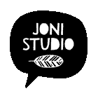 Ein Blatt kreist um das Joni Studio Logo