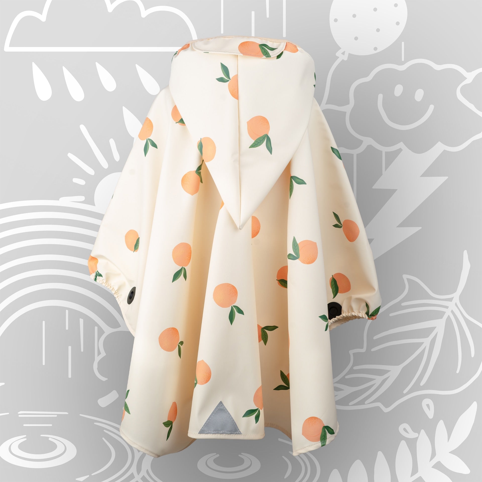 Rückseite des orangenbedruckten Kinderponchos mit reflektierendem Dreieck und Zipfelkapuze – ideal für Rollstuhl, Kinderwagen oder Fahrrad dank Magnetknopf.