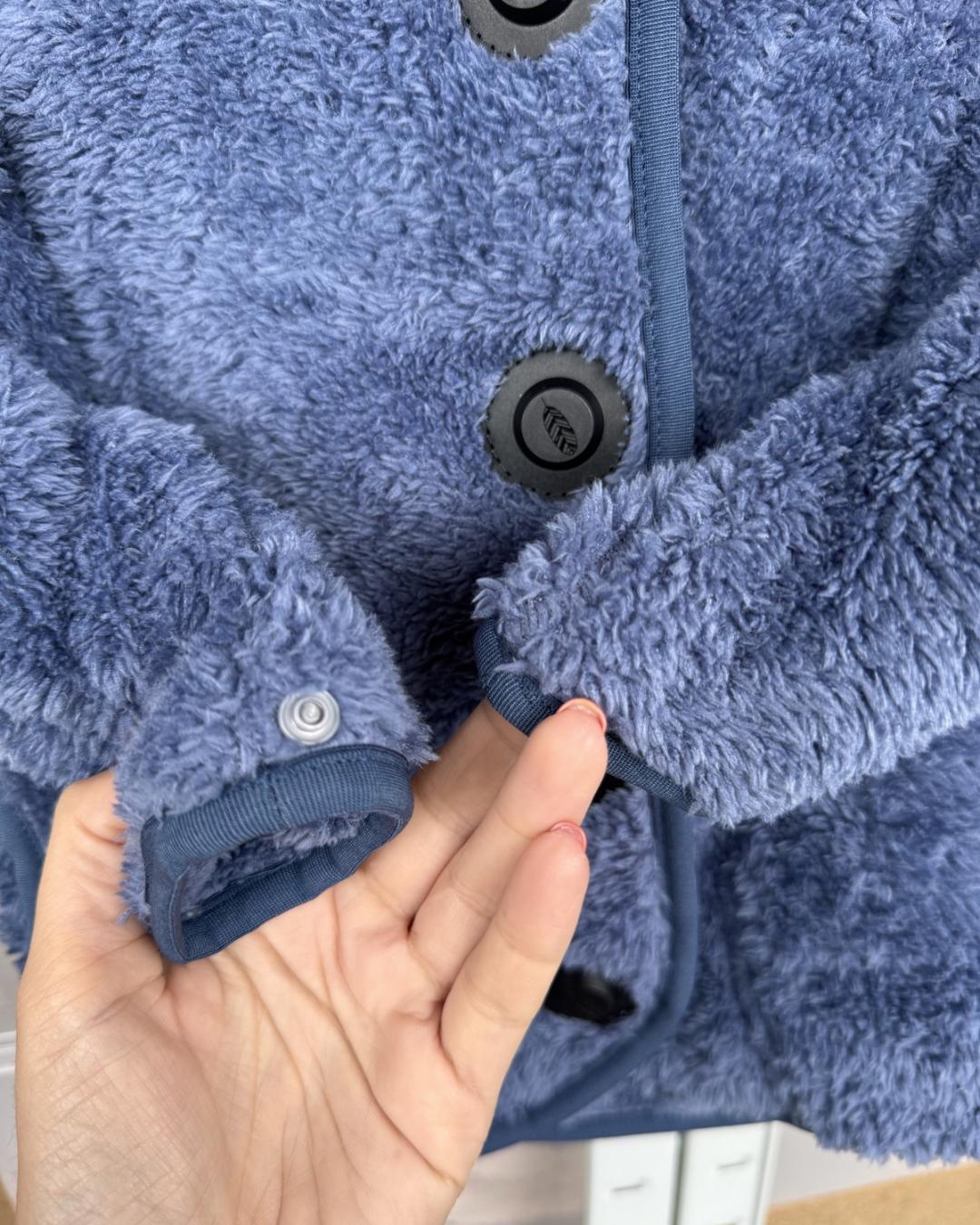 B-Ware- Kuscheljacke ohne Druckknöpfe an Ärmeln