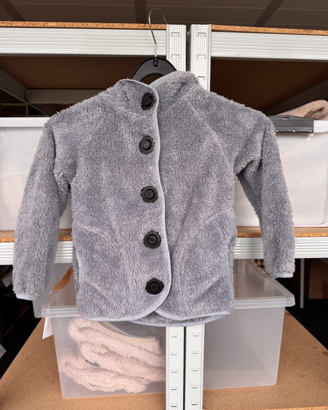 B-Ware- Kuscheljacke ohne Druckknöpfe an Ärmeln