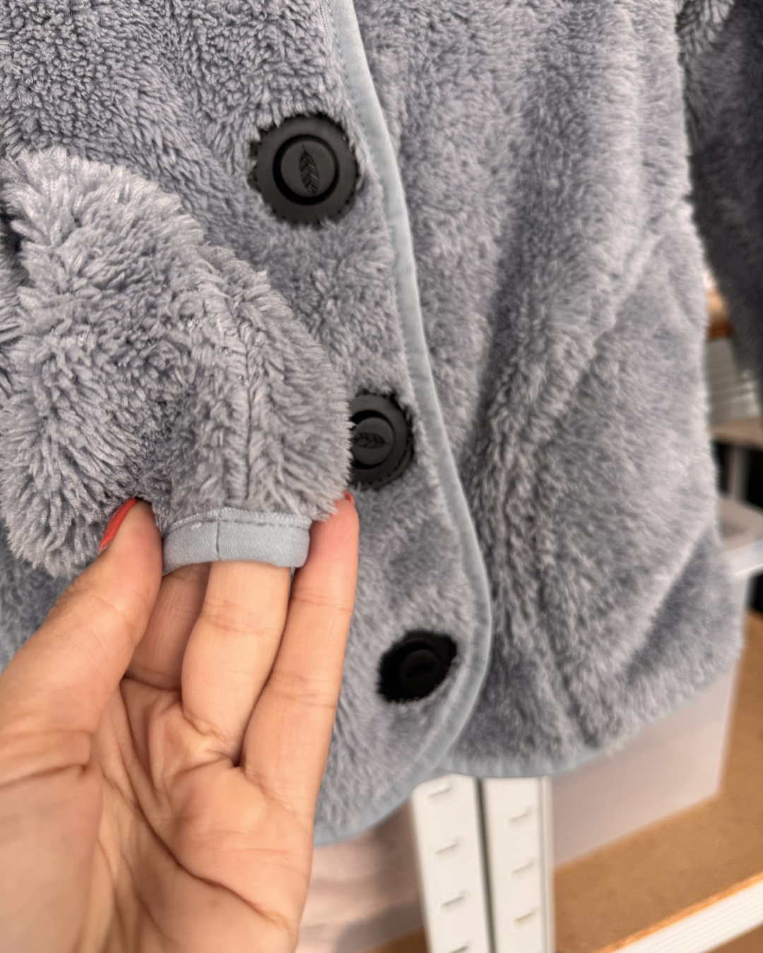 B-Ware- Kuscheljacke ohne Druckknöpfe an Ärmeln